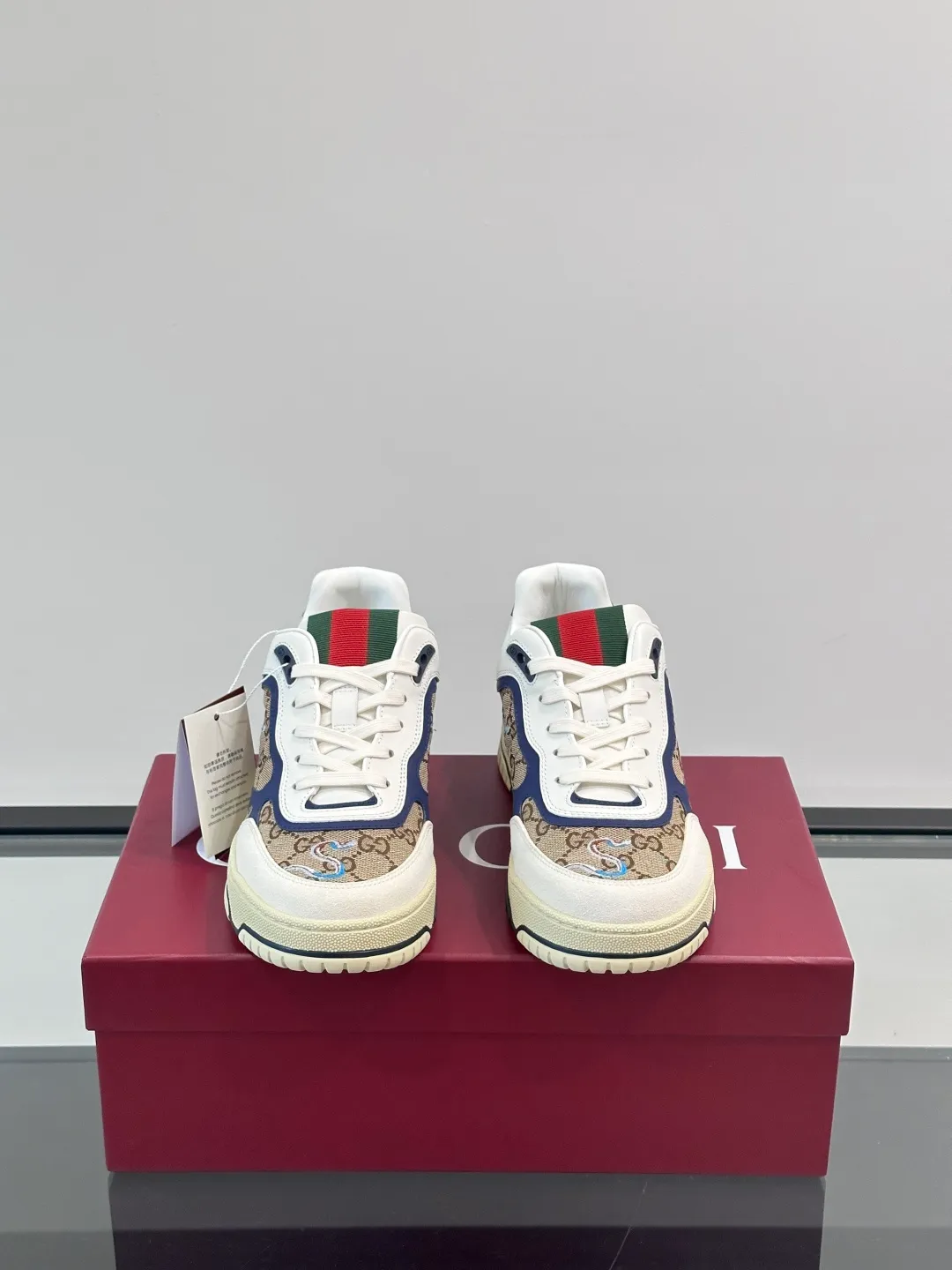 Men's Shoes 💰500 [New Style] 🦨🦨Gucci 𝐆𝐮𝐜𝐜𝐢 𝐑𝐞-𝐖𝐞𝐛 As a sneaker created by Sabato De Sarno for Gucci, the Re-Web series reinterprets the brand's classic stripes, with bold and unique details to set off a modern silhouette design. These shoes are crafted from white leather. This new sneaker is ingeniously decorated with many of the brand's classic details, and is equipped with a bright red and green webbing tongue, which will make people fall in love at first sight. White leather has been specially treated to be soft and shiny, with an embossed grained texture. Script Gucci logo and Interlocking G web label with Interlocking G and script Gucci logo. Rubber outsole with Interlocking G detail eyelets. Web tongue. Size: Female 35-40 (Female 41, 42 customized). Male 38-44 (45, 46 customized)